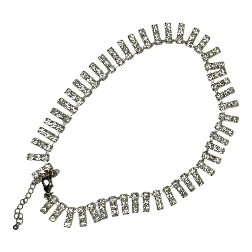 Sparkly Silver toned rhinestone necklace